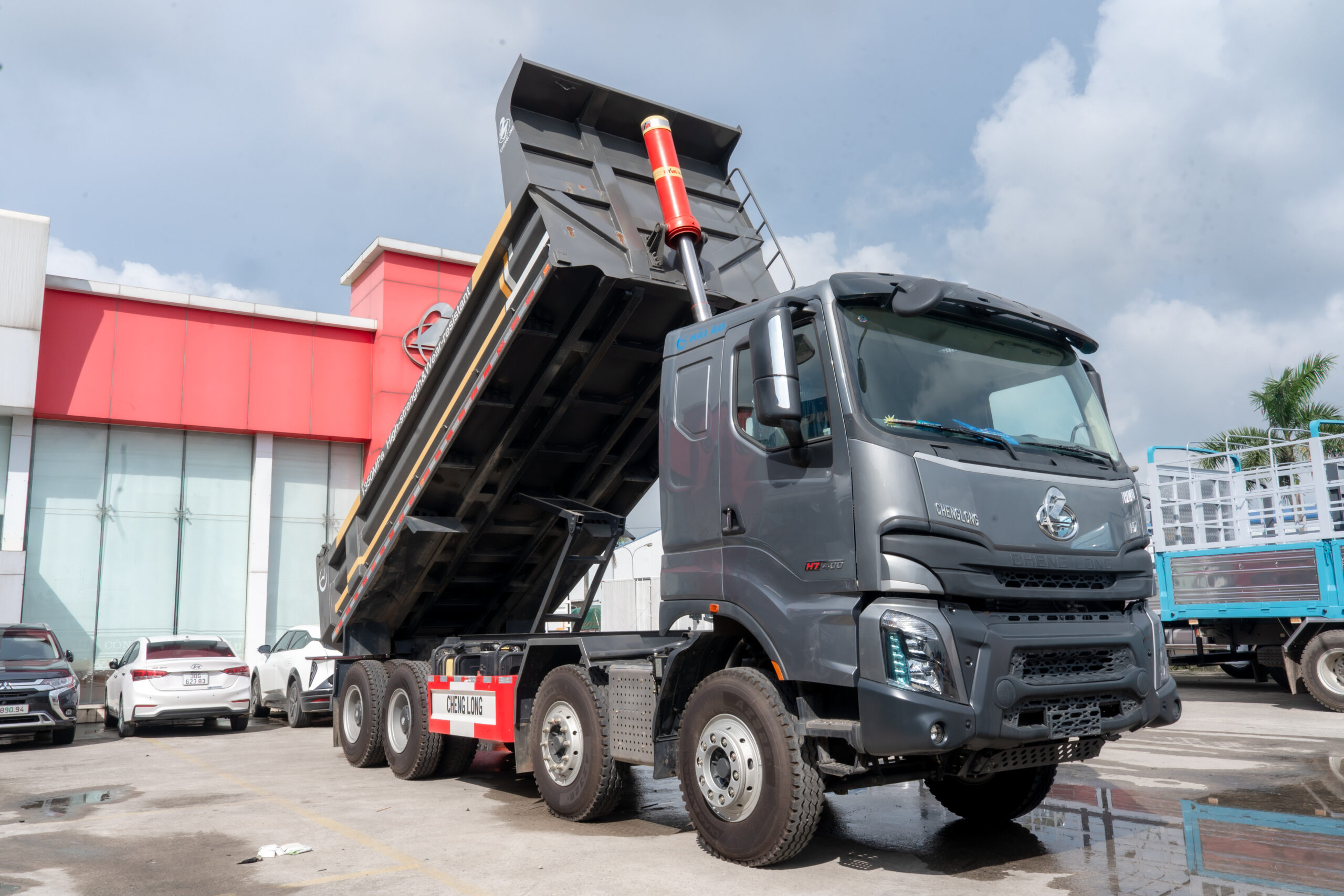 XE TẢI BEN CHENGLONG H7 400 HP (8X4) CẦU DẦU 1 2 scaled