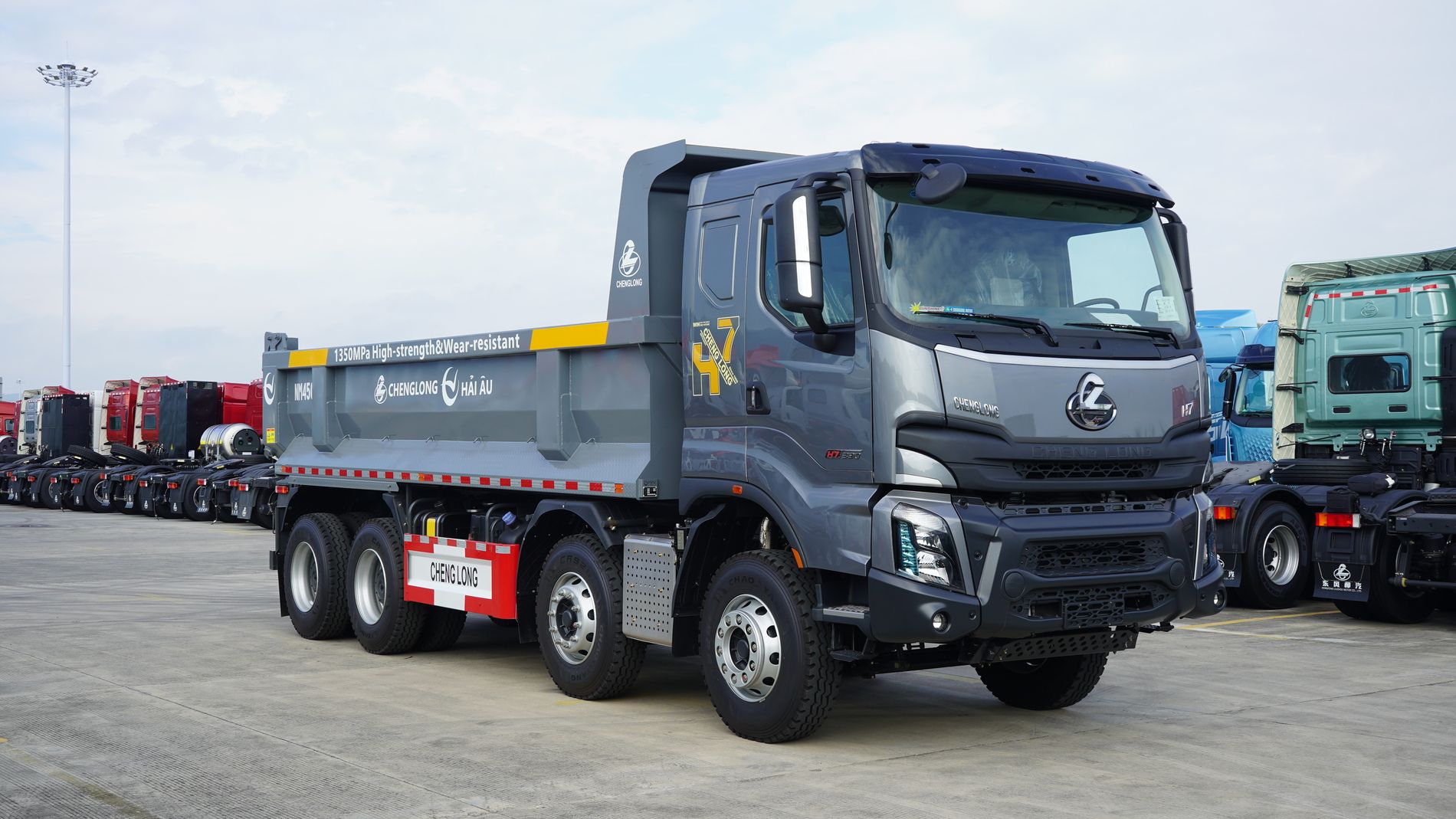 XE TẢI BEN CHENGLONG H7 390HP (8X4) CẦU DẦU 1 ngoai hinh 3